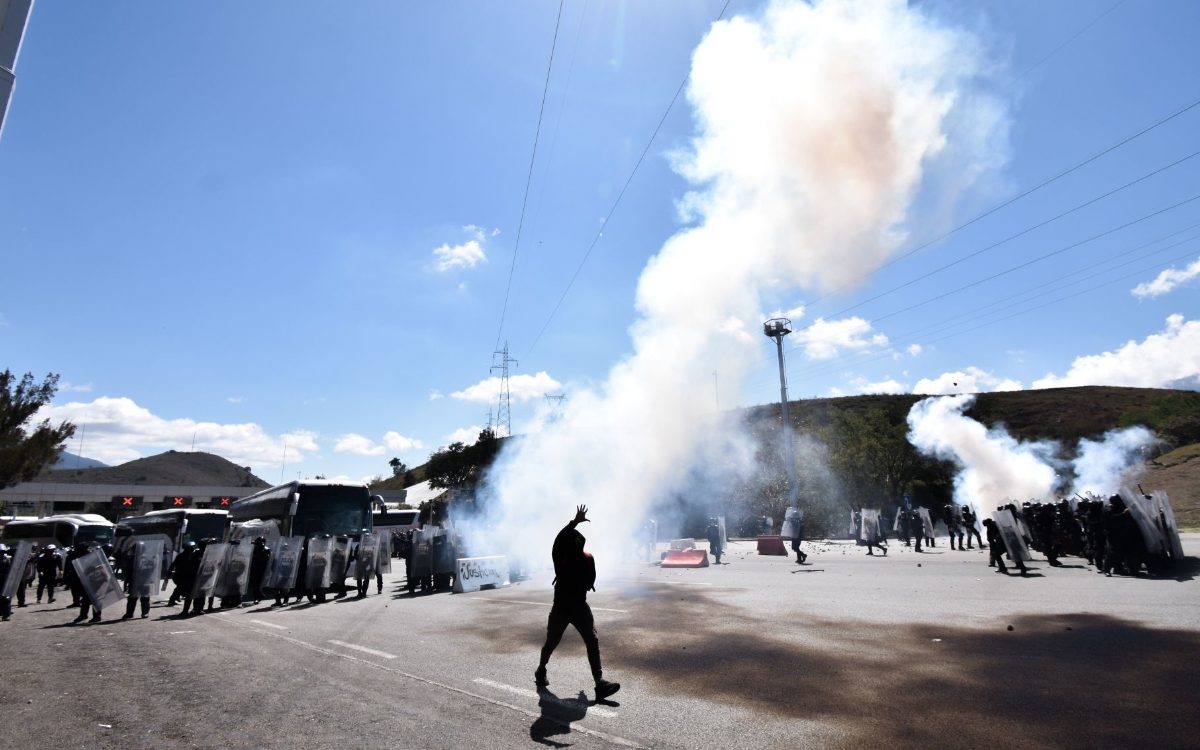 GN reporta 14 elementos heridos tras enfrentamiento con normalistas