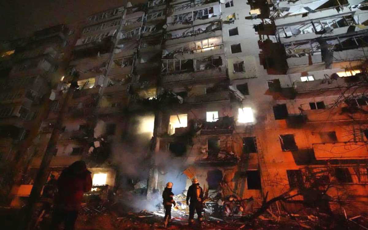 Gran explosión en el cielo de Kiev: escombros caen sobre edificio habitacional