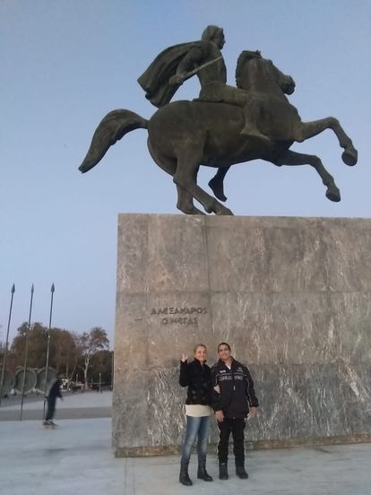 Lino Rojas y Yudith Pérez ante la estatua de Alejandro Magno, en octubre en Salónica, en una fotografía cedida por ellos.