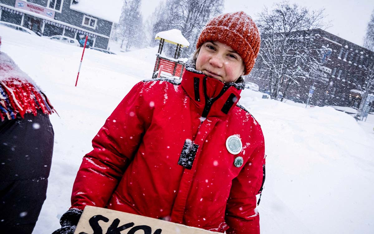 Greta Thunberg protesta contra la invasión de Ucrania frente a embajada rusa en Estocolmo