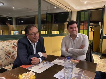 El candidato presidencial colombiano Gustavo Petro se reúne con el economista francés Thomas Piketty, el pasado 26 de enero en Bogotá.