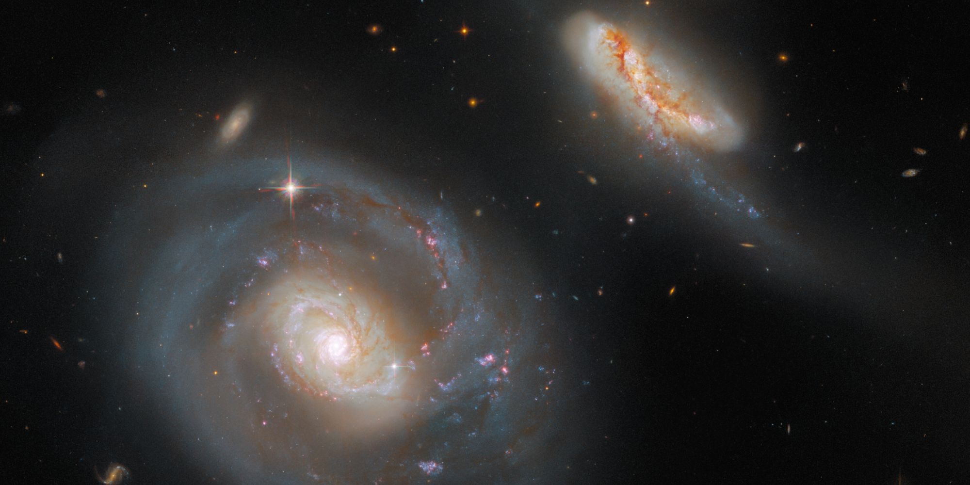 Hubble mira dos galaxias 'peculiares' en esta increíble foto