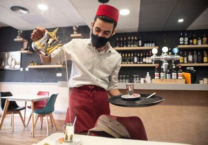 Lian Al-Ahmad sirve el té en el restaurante Syriana que regenta en Zaragoza.