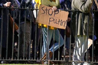 Manifestación en Oxford, Inglaterra, contra la invasión rusa.