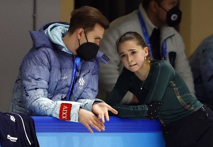 La patinadora Kamila Valieva junto a su entrenador, Daniil Gleikhengauz, durante un entrenamiento.