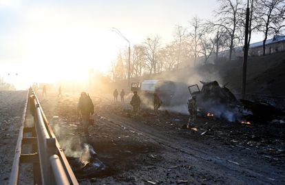 Los militares ucranios inspeccionan una zona tras un enfrentamiento , la mañana del 26 de febrero.
