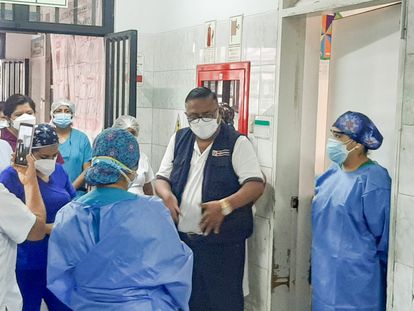El ministro de Salud, Hernán Condori, visita este jueves el Hospital San Juan de Lurigancho (Perú).