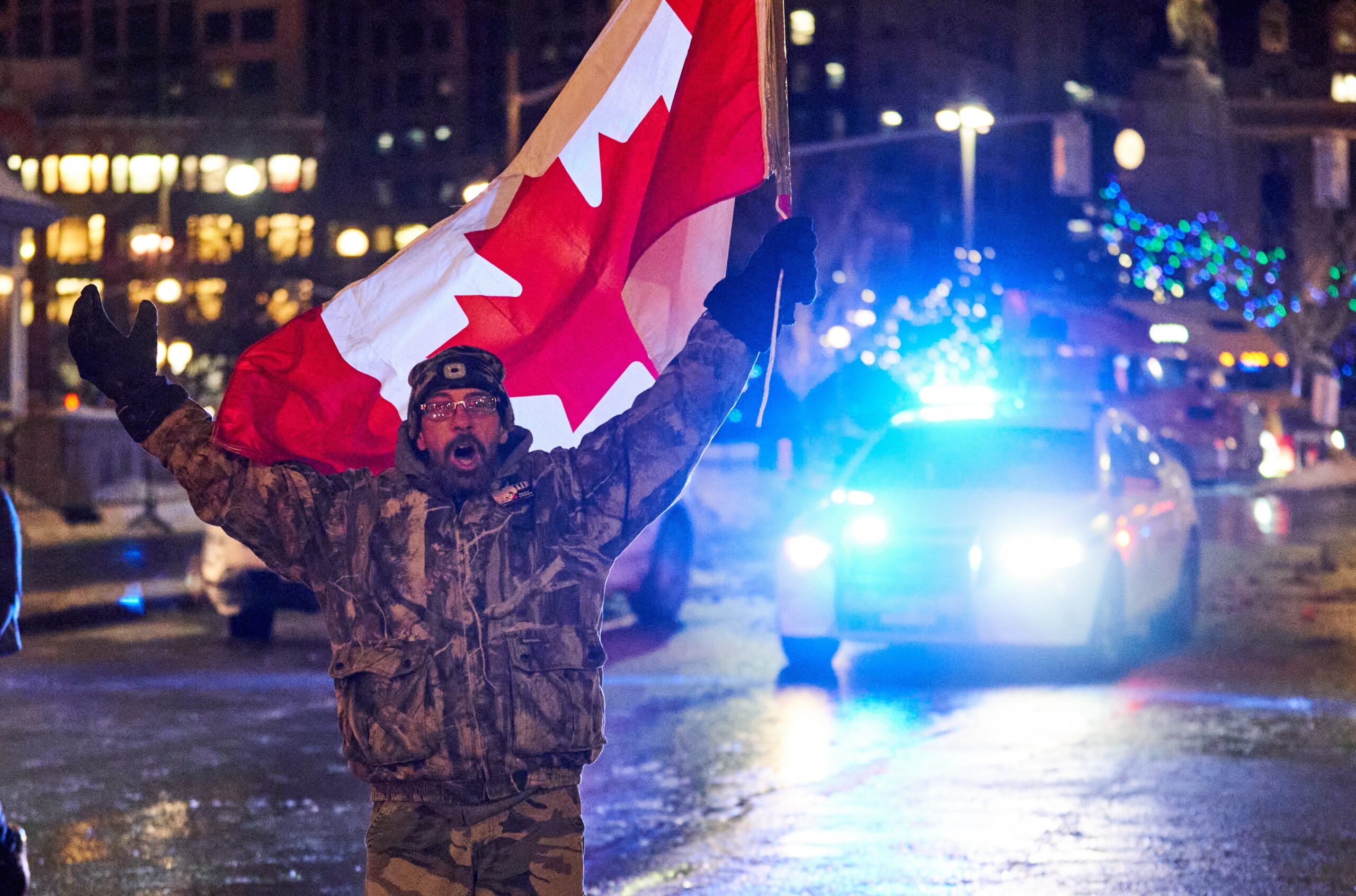 La protesta de los camioneros de Canadá bloquea un tercer paso con EE UU, mientras siguen las detenciones