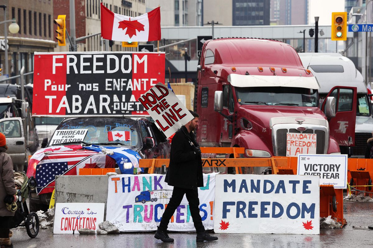 La protesta en Canadá de los camioneros contra la vacuna obligatoria bloquea el principal paso con EE UU