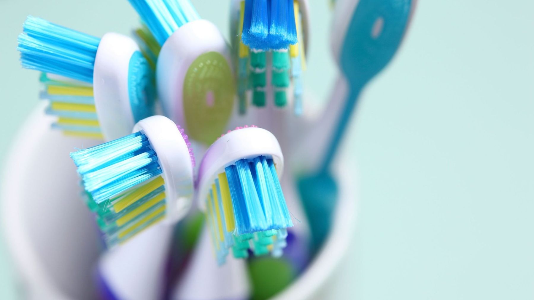 La razón por la que debes tirar tu cepillo de dientes tras estar resfriado