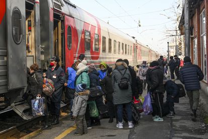 Habitantes de la provincia de Donetsk hacían cola para subir a un tren tras ser evacuados de la zona rebelde, este domingo en la región rusa de Rostov, a pocos kilómetros de la frontera con Ucrania.