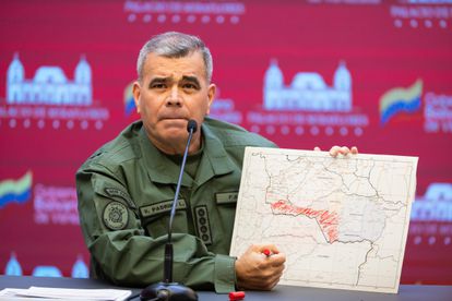 El ministro de Defensa de Venezuela, Vladimir Padrino López, resalta en un mapa la zona donde han proliferado las minas.