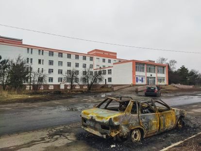 Un coche destrozado junto al hospital de Vuhledar, en el Donbás, tras un bombardeo que causó cuatro muertos.