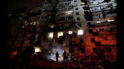 Los bomberos trabajan en un edificio de viviendas dañado tras el ataque de Rusia. 