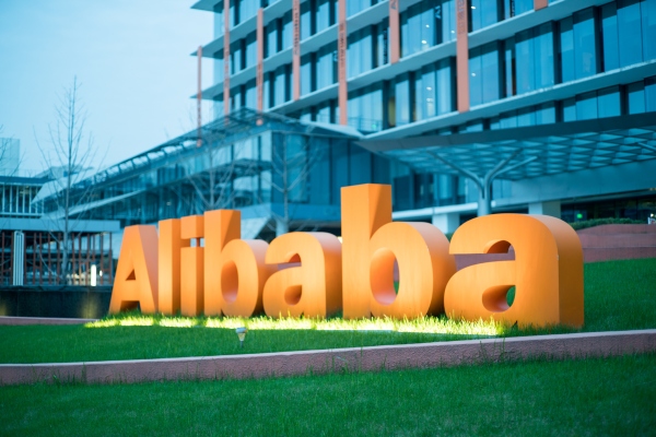 Alibaba agrega herramientas de financiamiento y ferias comerciales en línea para comerciantes de EE. UU.