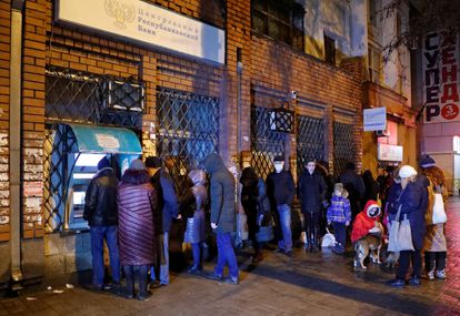 Una cola para sacar dinero de un cajero, este viernes en la ciudad de Donetsk.