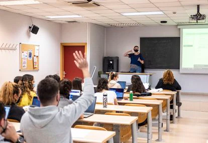 Una profesora imparte clase en la Facultad de la Información en la Universidad Complutense de Madrid el pasado octubre.