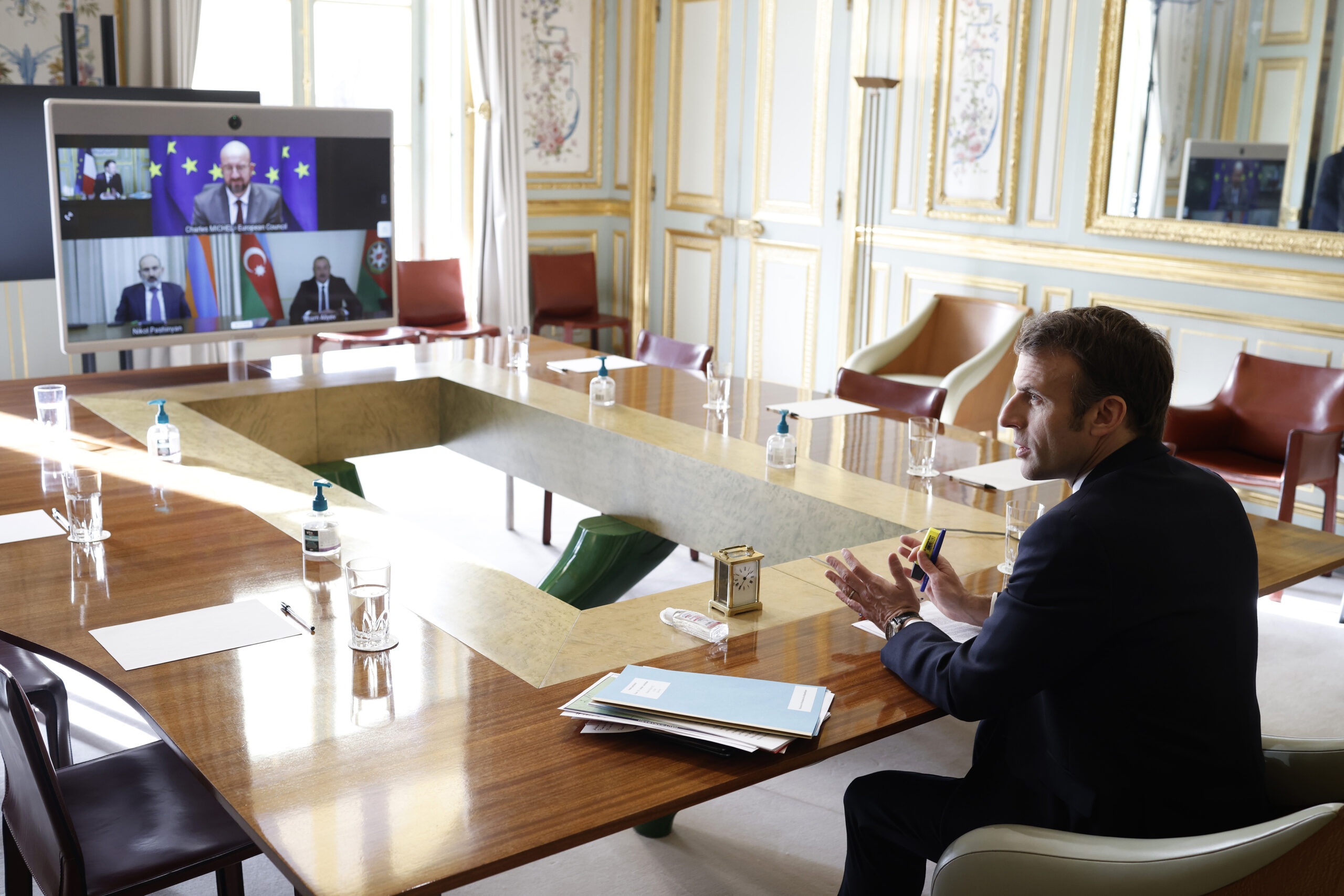 Macron trata de realzar el perfil de Francia y la UE en la crisis ucrania con visitas a Putin y Zelenski