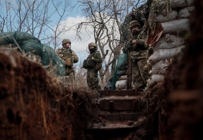 Soldados ucranios, este domingo cerca de la línea del frente, en la provincia de Donetsk.