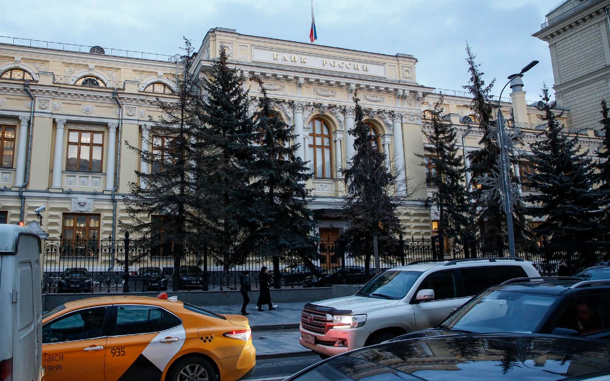 'Manotazo' de EU a Rusia: prohíbe operar al Banco Central ruso y congela sus activos en dólares