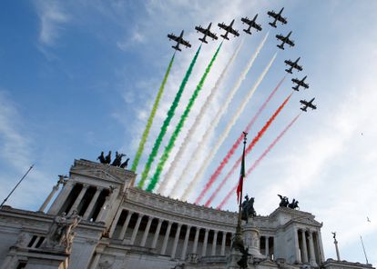 Aviones militares forman la bandera italiana sobre el monumento al soldado desconocido este jueves en la plaza Venecia de Roma.