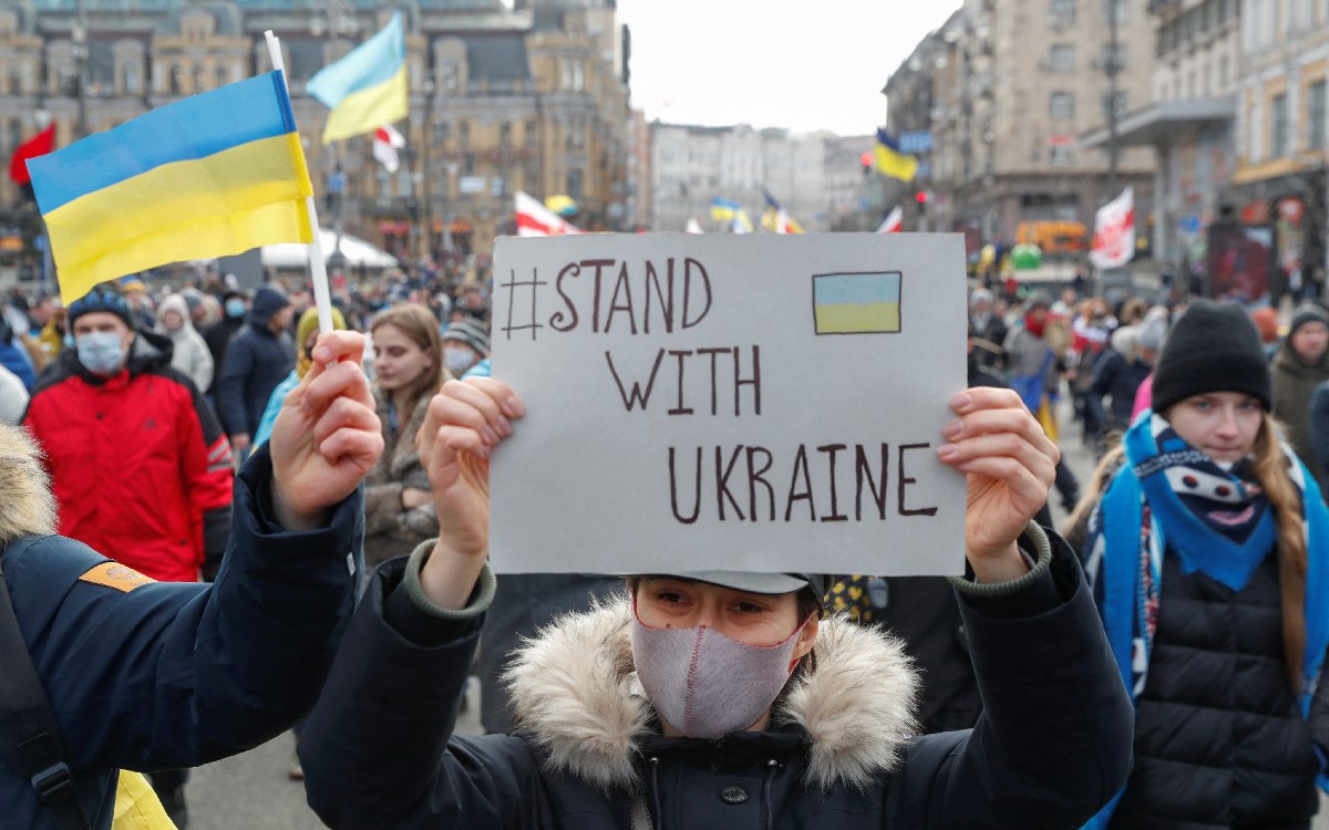 Miles de personas marchan en Kiev para mostrar su unidad contra la amenaza rusa