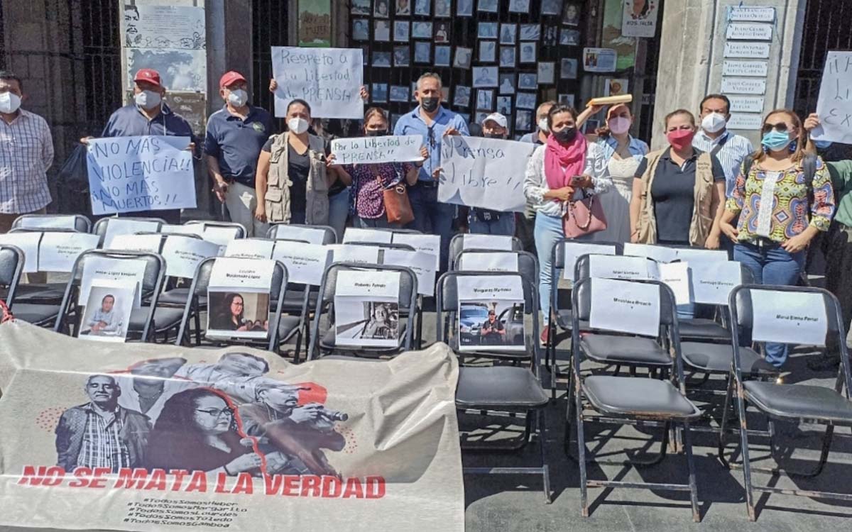 Morelos: Con sillas vacías, periodistas piden a AMLO frenar agresiones contra el gremio