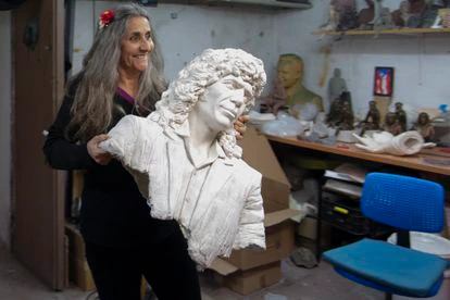 La escultora realista Susana Ruiz, en su estudio de Badalona con uno de sus bustos de Camarón.
