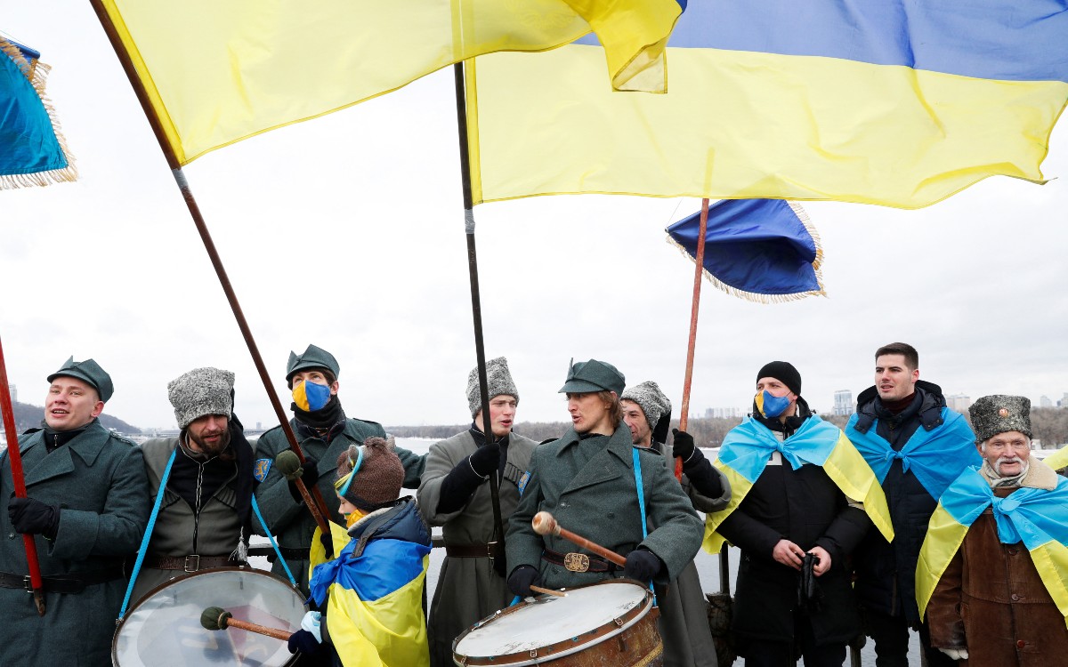 'No le tememos a nadie': ucranianos izan banderas y desafían temores sobre invasión rusa