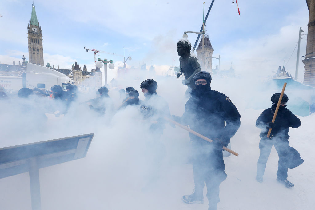 No paran las protestas de camioneros en Canadá; arrestan a 100 manifestantes