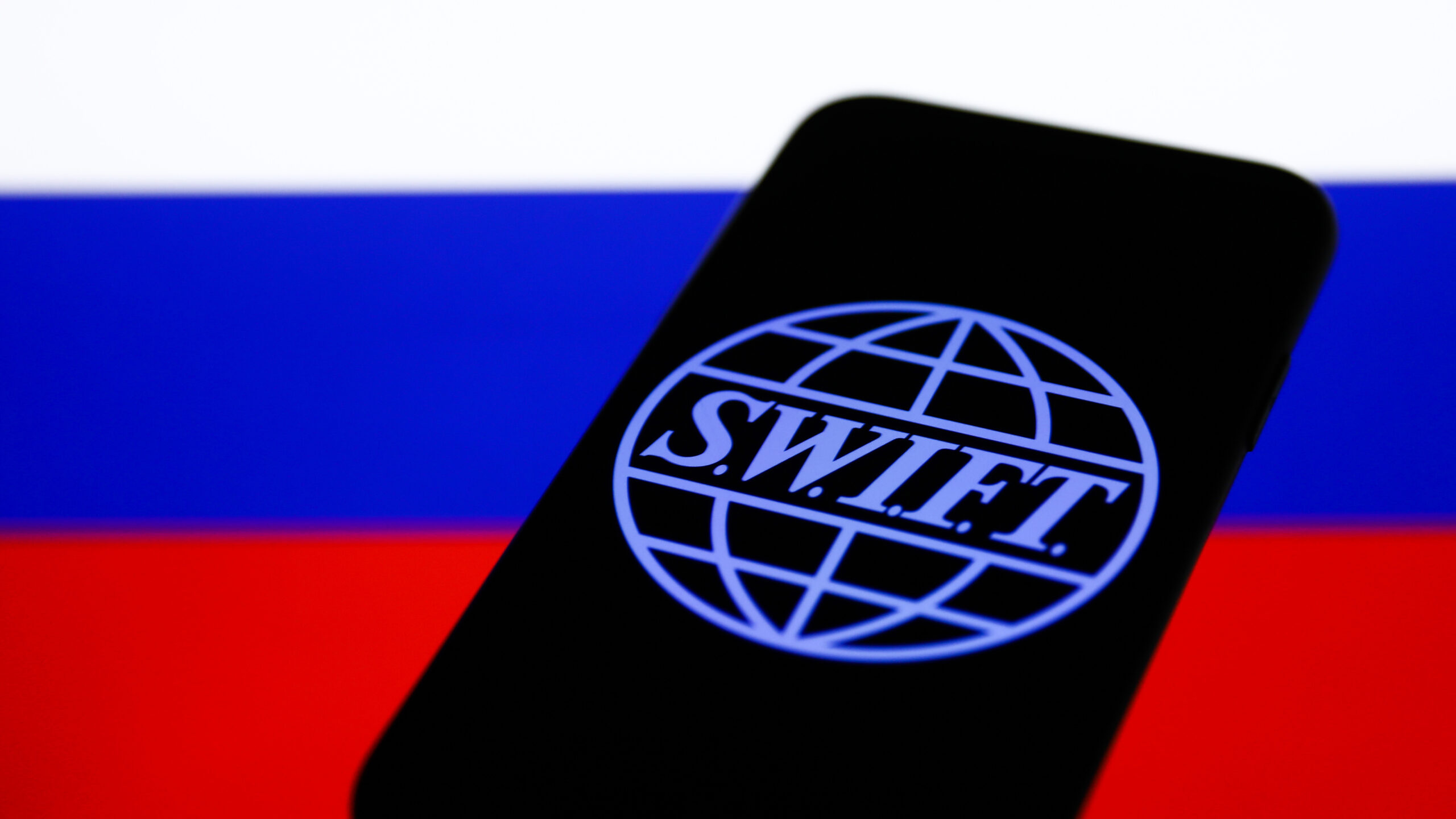 Nuevo golpe para Rusia: EEUU y aliados limitan acceso de  bancos al servicio SWIFT
