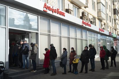 Cola para sacar dinero en un cajero de Alfa Bank en Moscú, este domingo.