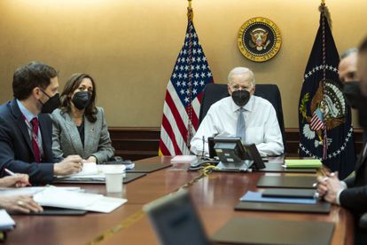 Imagen facilitada por la Casa Blanca en la que se ve a Joe Biden, en el centro, siguiendo la operación militar que acabó con el líder del ISIS. A su derecha está la vicepresidenta Kamala Harris.