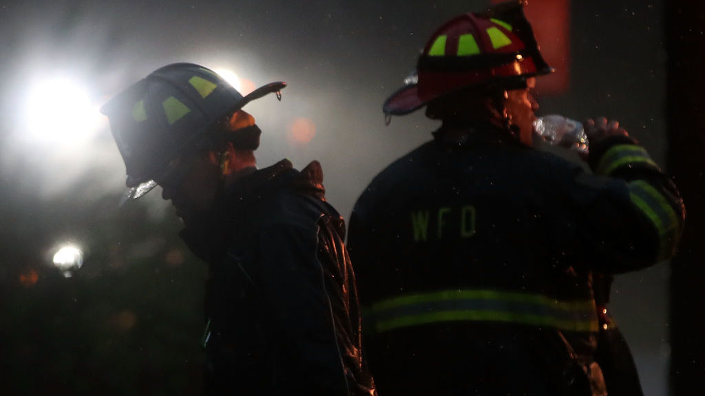 Ordenan evacuación tras incendio en una planta de fertilizantes en Carolina del Norte