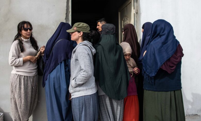 Países Bajos repatría a cinco mujeres y once menores de los campamentos sirios para familias vinculadas al ISIS