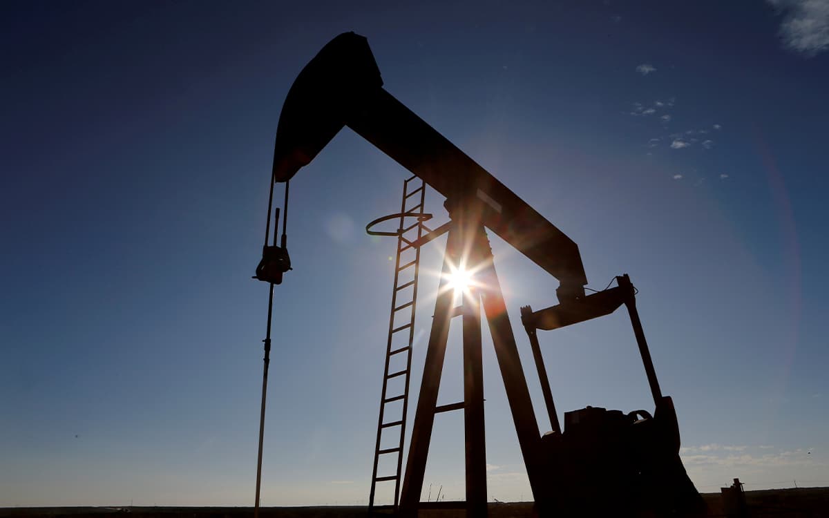 Petróleo cae desde precio máximo de siete años tras anuncio de retirada de tropas rusas de Ucrania