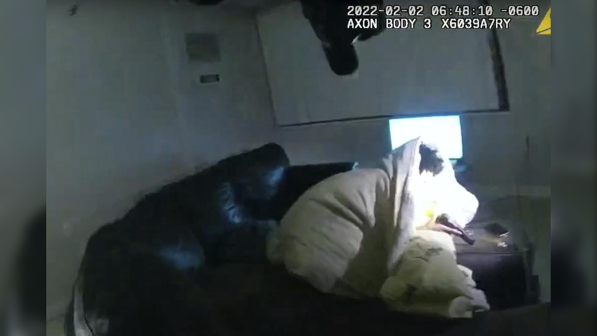 Policía balea a hombre en el sofá de la casa durante orden de arresto