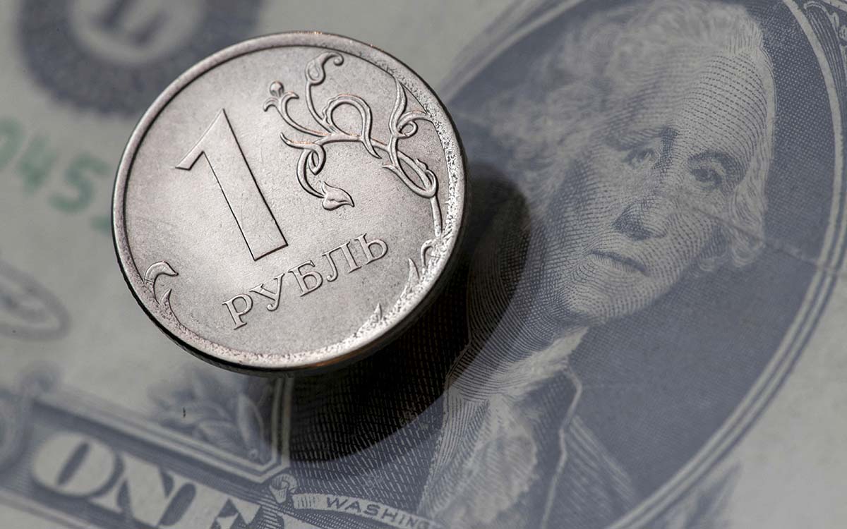 El rublo se desploma un 27% frente al euro y el dólar tras las sanciones por invasión a Ucrania