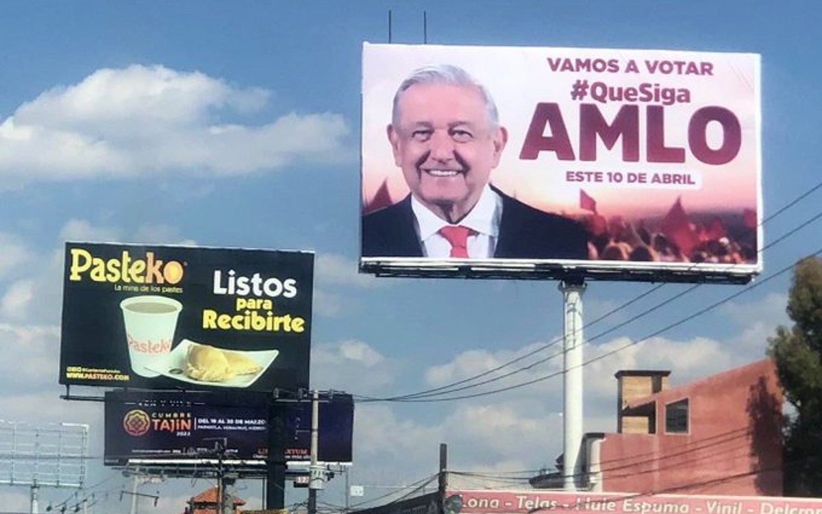 Promueven votar #QueSiga AMLO en consulta de revocación; aparecen espectaculares, bardas, lonas...
