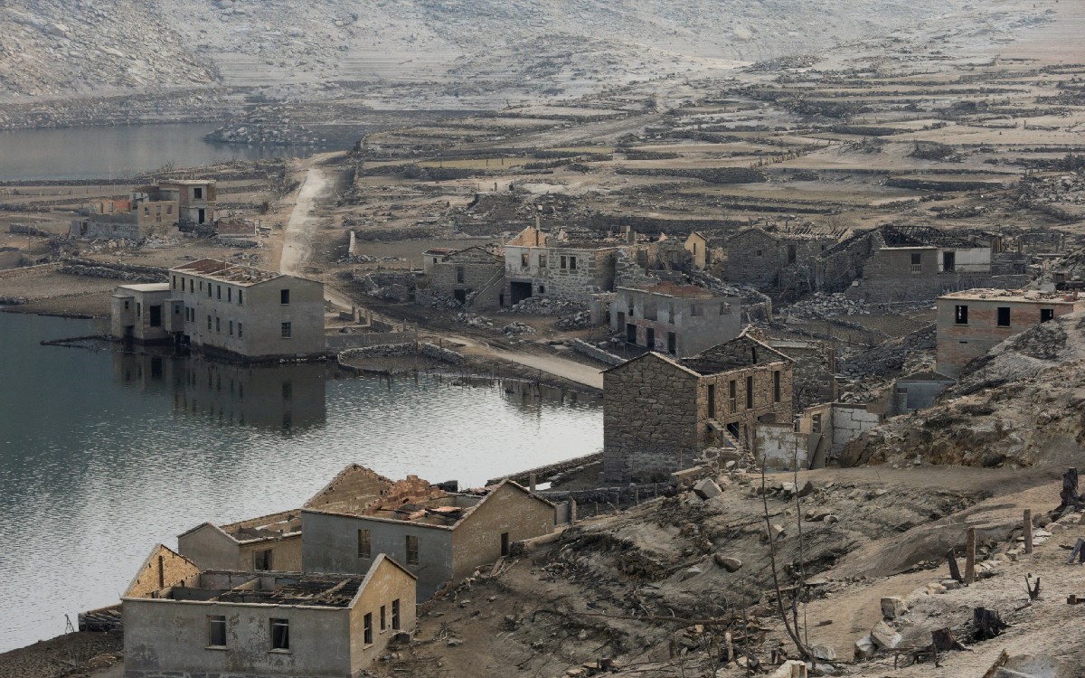 Pueblo fantasma en España emerge por la sequía y atrae a miles de turistas | Fotos