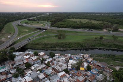 Vista aérea de la barriada Puerta 8, con el río y las autopistas que la rodean a las afueras de Buenos Aires.