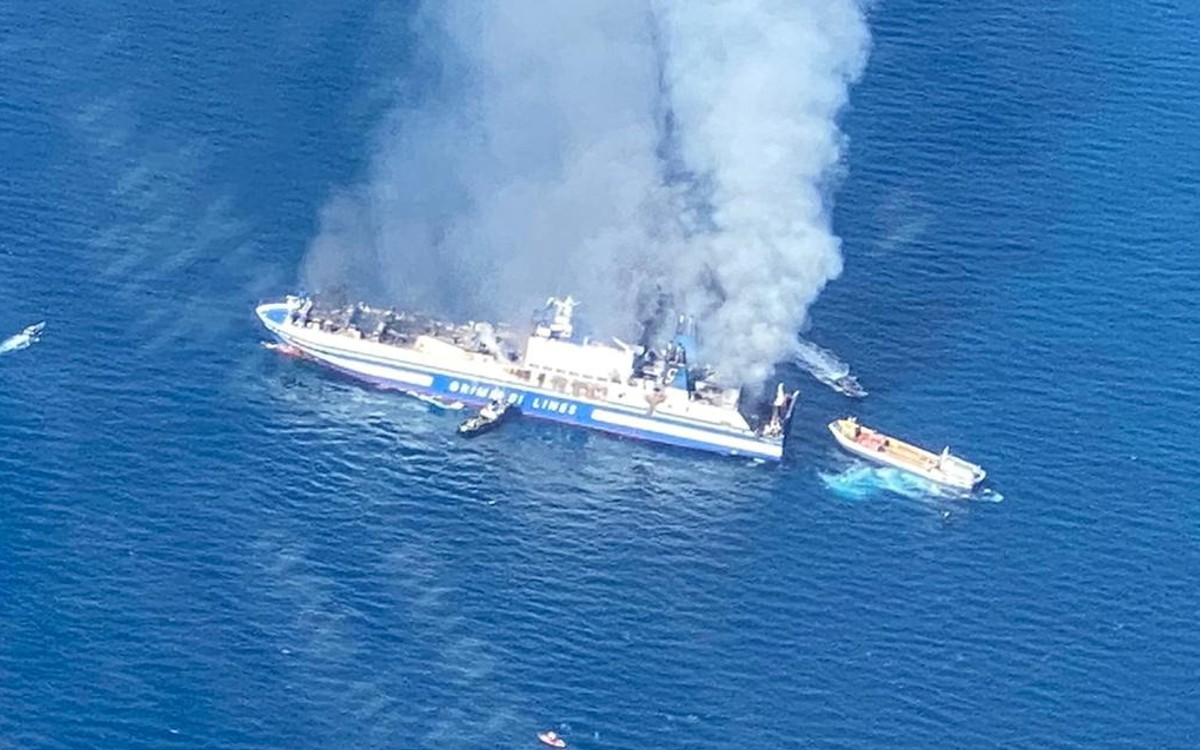 Reportan incendio en transportador en ruta de Grecia a Italia; dos personas quedan atrapadas | Video