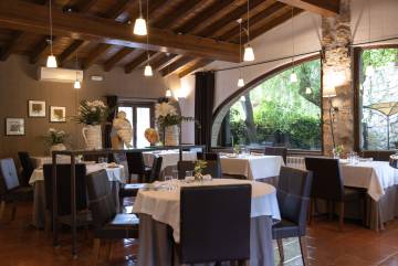 Sala del restaurante Molino de Alcuneza, en la localidad de Alcuneza (Guadalajara).