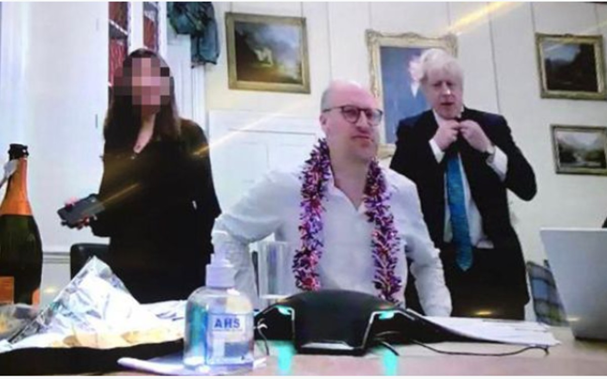 Revelan fotografía de Johnson en una de las supuestas fiestas en Downing Street