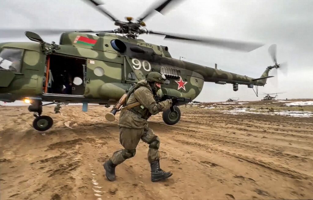 Rusia alimenta la tensión al anunciar que mantendrá sus tropas en la frontera de Bielorrusia con Ucrania