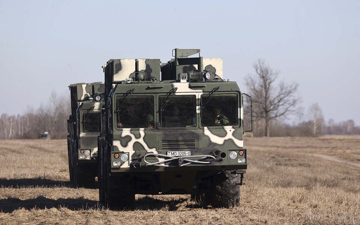 Rusia asegura que nuevas unidades blindadas empiezan a retirarse de una zona cercana a la frontera con Ucrania
