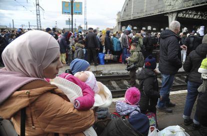 Familias esperando para coger un tren en la ciudad de Lviv, en el oeste de Ucrania, este sábado.