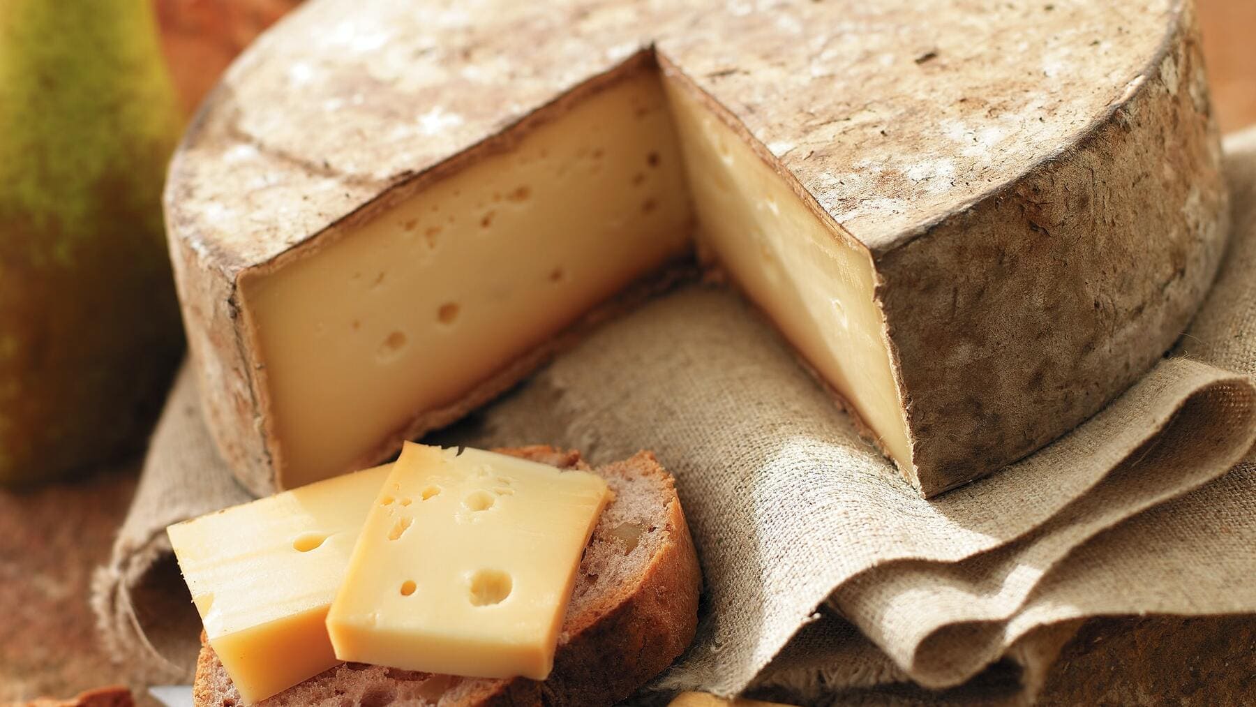 Te contamos si la corteza del queso se come o no