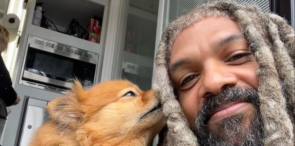 Temporada 11 de TWD: El actor Ezekiel posa con adorables animales en imágenes de BTS