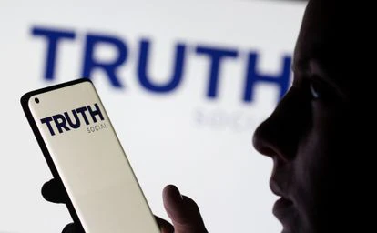 Una usuaria mira la pantalla de su móvil con el logo de 'The Truth social', en una imagen tomada este lunes 21 de febrero.